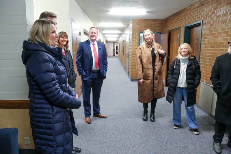 Membros do Cohort Belonging Colorado reúnem-se dentro de uma capela para visitar em 5 de dezembro de 2025 em Denver, Colorado.