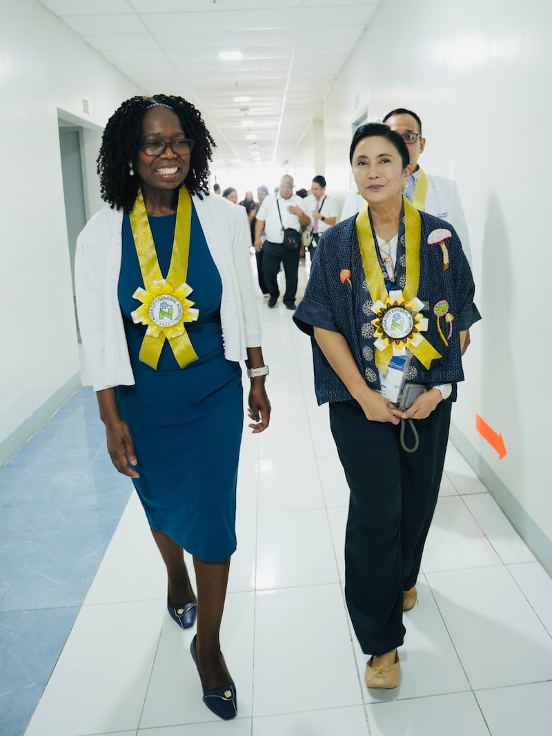 Presidente Rosemary K. Chibota e a Prefeita de Naga City Maria Leonor G. Robredo visitam mães e recém-nascidos em Naga, Filipinas, em 14 de setembro de 2026.