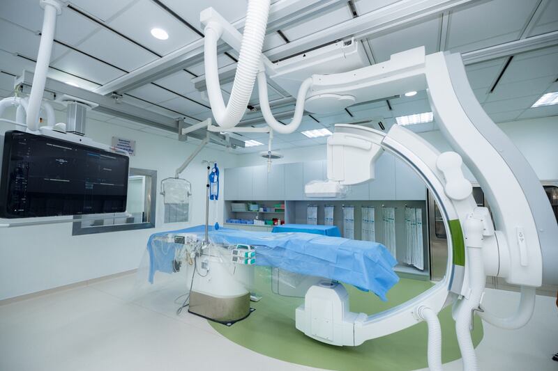 O novo sistema de raios-X do centro cardíaco do Hospital de Referência Provincial de Siem Reap permite que os médicos visualizem vasos sanguíneos em tempo real e detectem obstruções dentro do corpo de um paciente. O centro foi inaugurado em 26 de fevereiro de 2026.