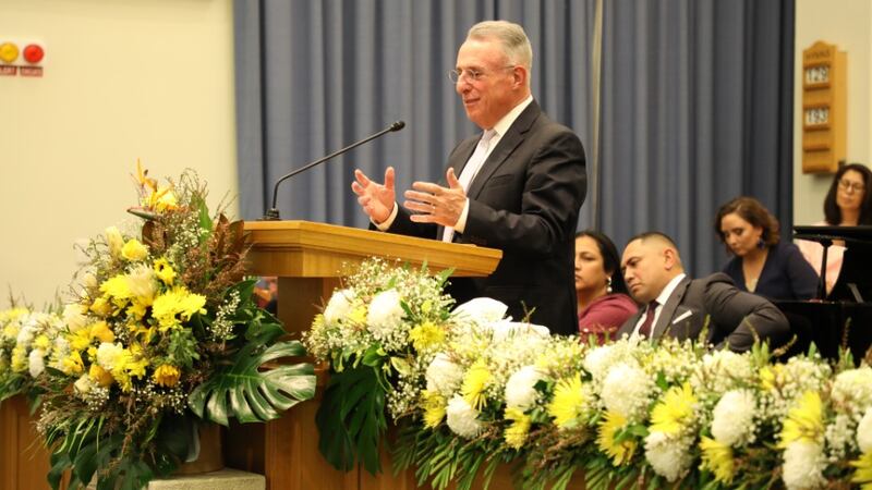 Élder Ulisses Soares, do Quórum dos Doze Apóstolos, discursa aos jovens adultos em Brisbane, Austrália, na quinta-feira, 26 de maio de 2022.