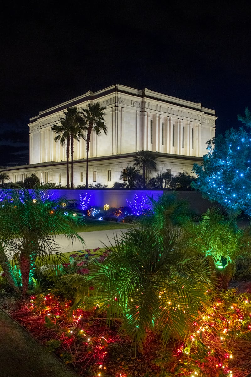As luzes de Natal estão em exibição nos terrenos do Templo de Mesa Arizona em 5 de dezembro de 2025.