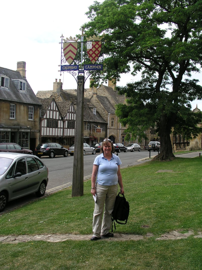 Delys Waite Snyder posa para uma foto durante uma visita aos Cotswolds, na Inglaterra, em 2009.