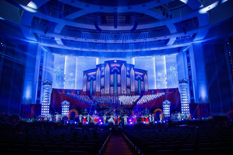Performers voluntários ensaiam para "Luz de las Naciones" em Salt Lake City, Utah, 3 de novembro de 2025.