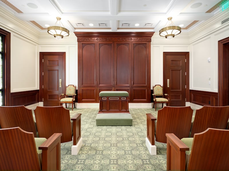 Uma sala de instrução dentro do Templo de Cody, Wyoming.