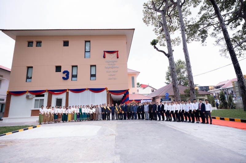 Líderes do governo, da saúde e da Igreja se reúnem em 26 de fevereiro de 2026, em frente ao novo Centro do Coração de Siem Reap no Hospital Provincial de Siem Reap, doado pela Igreja de Jesus Cristo dos Santos dos Últimos Dias.