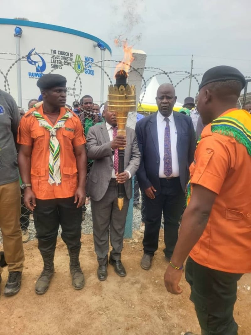 O Presidente do Distrito de Mwanza Tanzânia Michael Itongwa segura a Tocha Uhuru na Aldeia de Zumve, Tanzânia, 20 de agosto de 2026.