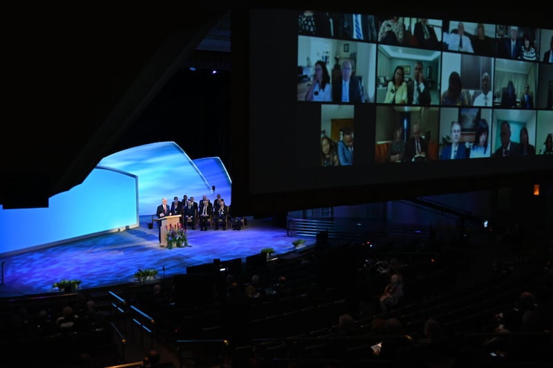 Com um telão mostrando em diversas outras telas a participação dos novos presidentes e respectivas companheiras de missão, Élder Dieter F. Uchtdorf, do Quórum dos Doze Apóstolos, discursa durante o Seminário para Nova Liderança de Missão de 2021, realizado na quinta-feira dia 24 de junho, no Teatro do Centro de Conferências.
