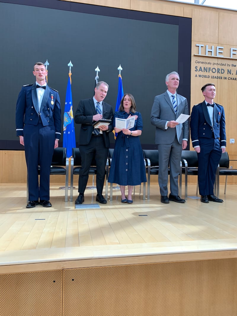 Aqueles no púlpito cantam o hino de abertura antes do serviço baccalaureate de Polaris Hall no campus da USAFA em Colorado Springs, Colorado, domingo, 24 de maio de 2026.
