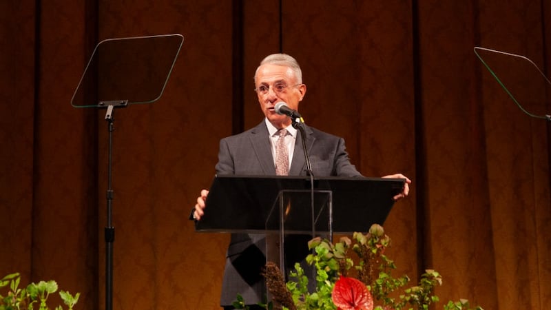 Élder Ulisses Soares do Quórum dos Doze Apóstolos fala aos adultos solteiros jovens durante o devocional no David H. Koch Theater no Lincoln Center for the Performing Arts em Nova York no domingo, 20 de setembro de 2026.