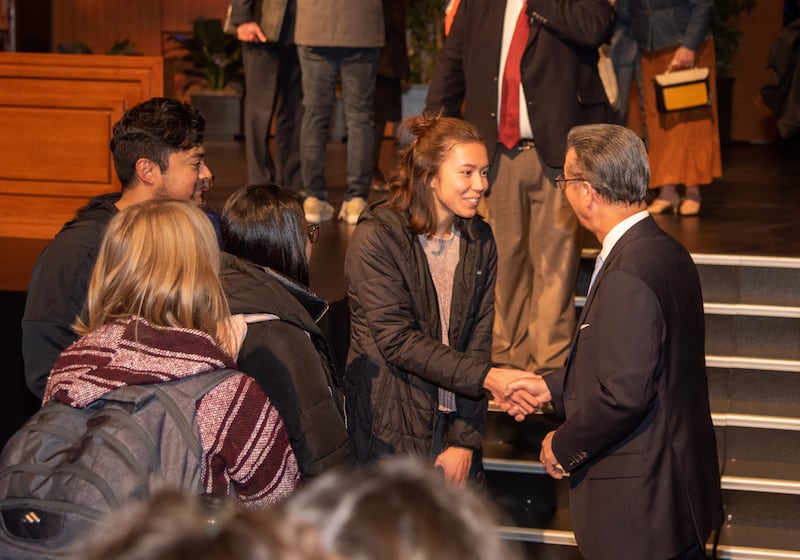 Élder Kazuhiko Yamashita, Setenta Autoridade Geral, cumprimenta os alunos da BYU–Idaho após um devocional no campus realizado na terça-feira, 8 de novembro de 2022.