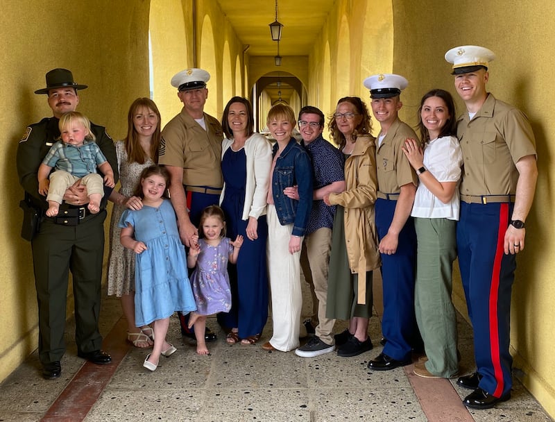 Josh e Stacie Powell, terceiro e quarta da esquerda, posam para uma foto com seus filhos, seus cônjuges e netos de San Diego, Califórnia, em 25 de abril de 2025.