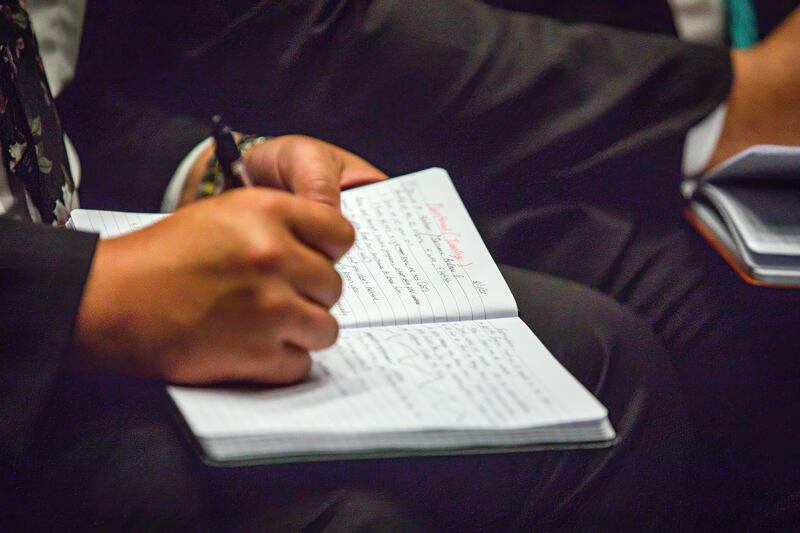 Um missionário faz anotações enquanto Élder David A. Bednar, do Quórum dos Doze Apóstolos, discursa durante um devocional no Centro de Treinamento Missionário em Provo, Utah, na terça-feira, 8 de novembro de 2022.