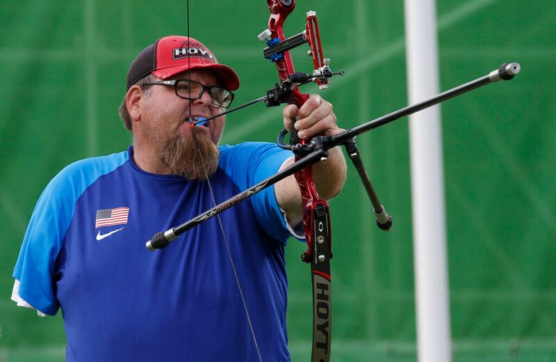 Eric Bennett, dos Estados Unidos, usa a boca para puxar a flecha enquanto compete no evento individual de arco e flecha recurvo aberto nos Jogos Paralímpicos no Sambódromo do Rio de Janeiro, Brasil, terça-feira, 13 de setembro de 2016.