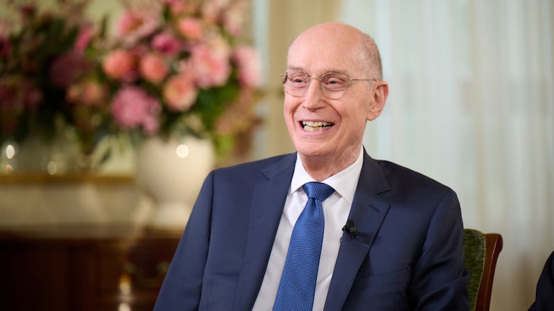 Presidente Henry B. Eyring, primeiro conselheiro de Primeira Presidência, responde a uma pergunta durante uma entrevista de no Edifício da Sociedade de Socorro em Salt Lake City na quarta-feira, 15 de outubro de 2025.