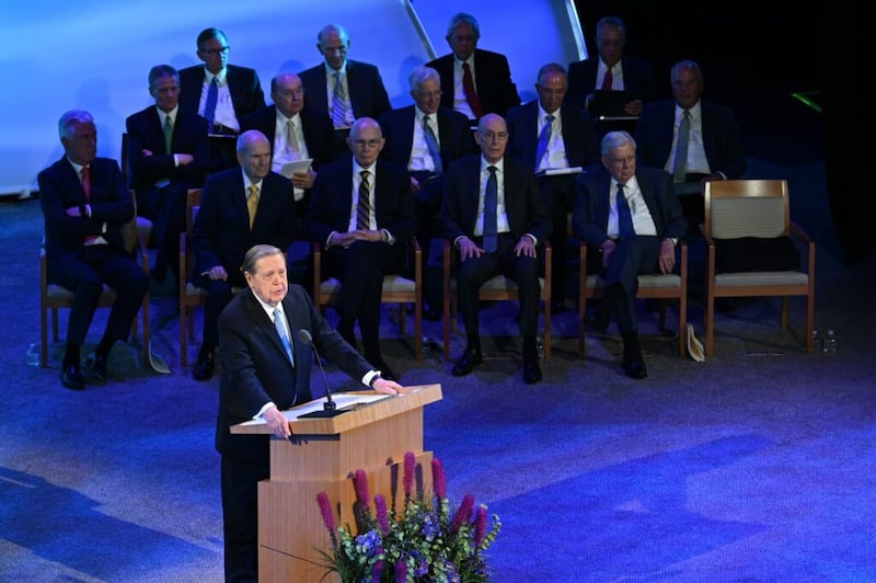 Élder Jeffrey R. Holland, do Quórum dos Doze Apóstolos, testifica das palavras de Cristo nas escrituras, durante o Seminário para Nova Liderança de Missão de 2021, transmitido do Teatro do Centro de Conferências em Salt Lake City, Utah, no sábado, 26 de junho de 2021.