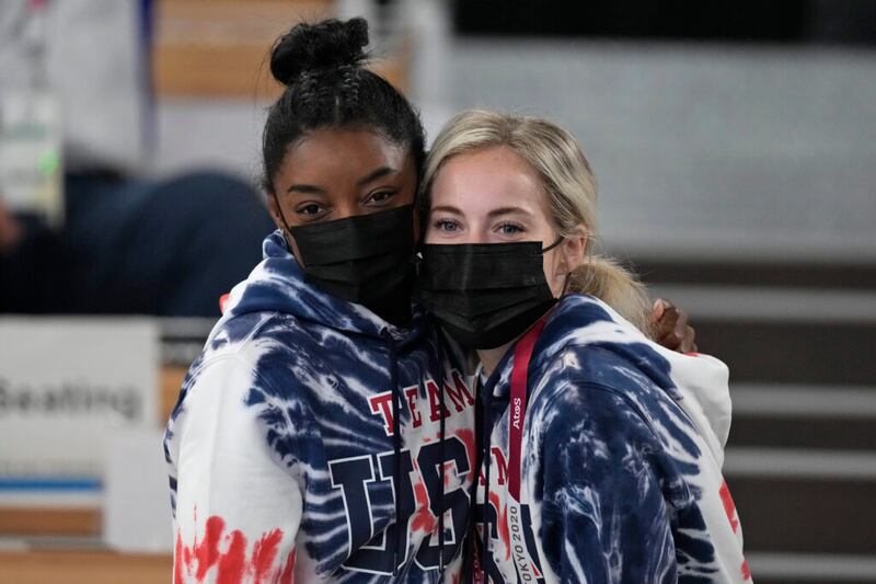 Simone Biles, dos Estados Unidos posa para uma foto com a companheira de equipe MyKayla Skinner, enquanto assistem as competições finais da ginástica artística masculina, durante os Jogos Olímpicos do Verão de 2020 na quarta-feira, 28 de julho de 2021, em Tóquio, Japão.
