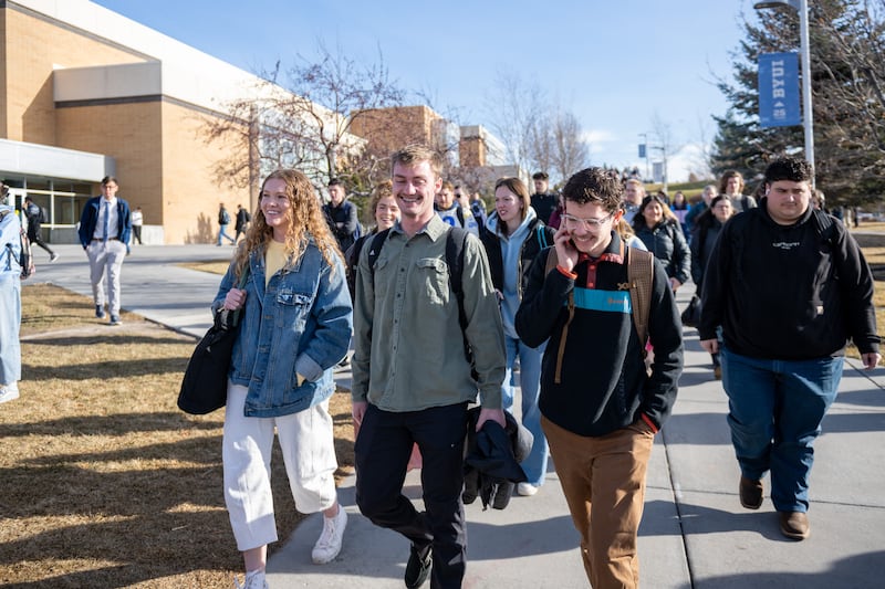 Estudantes se reúnem no Centro da BYU–Idaho para assistir ao primeiro devocional do semestre, ministrado pelo Presidente Alvin F. Meredith III e pela Sister Jennifer E. Meredith, 13 de janeiro de 2026, em Rexburg, Idaho.