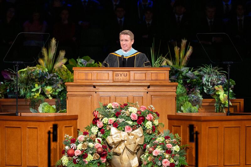 O Presidente Geral dos Rapazes Timothy L. Farnes oferece um discurso de formatura no BYU-Idaho Center em Rexburg, Idaho, na quinta-feira, 18 de dezembro de 2025.