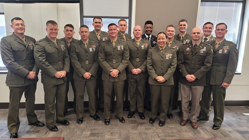 O Major aposentado da Marinha dos EUA Yen Soto, o segundo à direita na primeira fila, é retratado com colegas graduados da Escola de Guerra Expedicionária em Quantico, Virgínia, em maio de 2023.