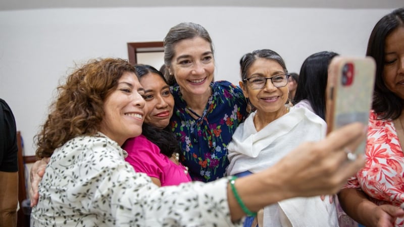 A irmã Andrea Muñoz Spannaus sorri para uma selfie com mulheres de Cancún, México, 20 de setembro de 2025.