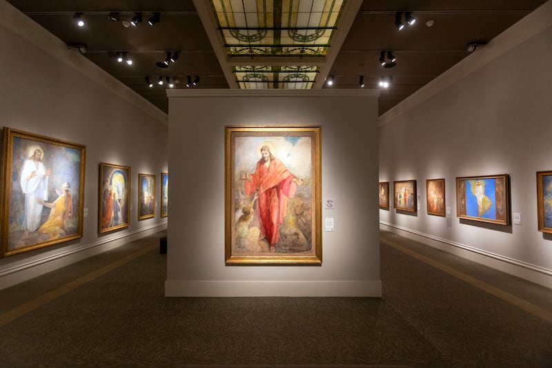 A obra “Cristo em Sua túnica vermelha”, em uma exposição que apresenta 45 pinturas de Minerva Teichert que está aberta ao público no Museu de História da Igreja de A Igreja de Jesus Cristo dos Santos dos Últimos Dias, de 6 de julho de 2023 a 3 de agosto de 2024.