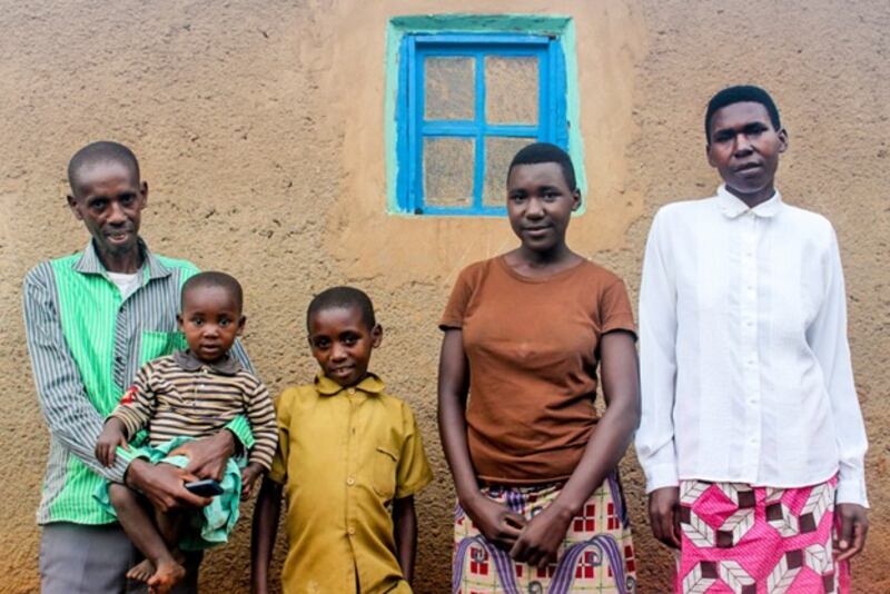 Peter e sua família são fotografados no distrito de Gicumbi, Ruanda. A Igreja de Jesus Cristo dos Santos dos Últimos Dias e a Water for People estão trabalhando com o governo de Ruanda para instalar mais fontes de água na área, ainda em 2023.