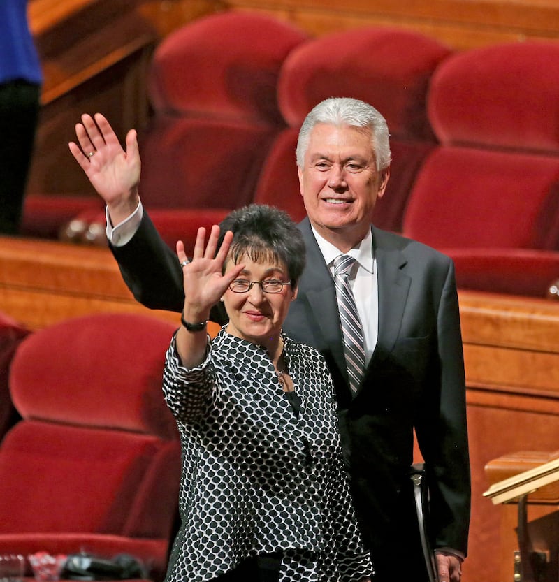 O então Presidente Dieter F. Uchtdorf e sua esposa, irmã Harriet Uchtdorf, acenam no encerramento da sessão da tarde da 183ª Conferência Geral Semianual de A Igreja de Jesus Cristo dos Santos dos Últimos Dias no sábado, 5 de outubro de 2013, em Salt Lake City.