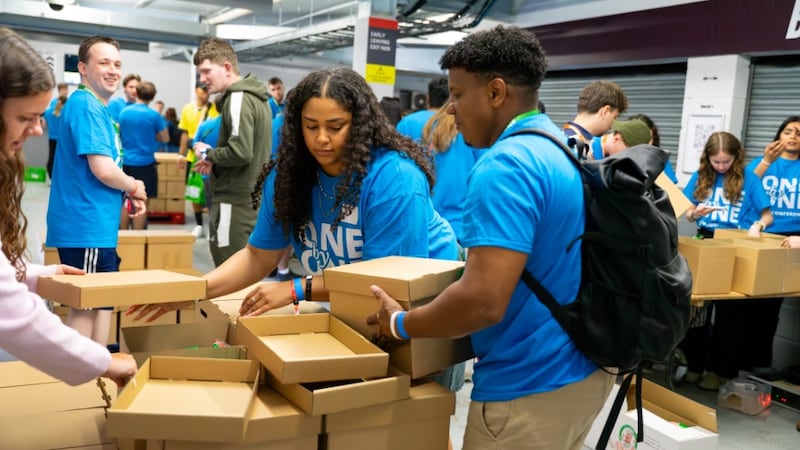 Jovens adultos de toda a Europa se reúnem em Burnley, Inglaterra, no sábado, 30 de maio de 2026, para preparar suprimentos alimentares de seis meses e montar mais de 1.500 kits de higiene para três instituições de caridade locais que ajudam mulheres e crianças. O projeto fez parte da Conferência Um por Um de Jovens Adultos Solteiros realizada de 29 a 31 de maio de 2026.