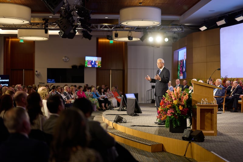 Élder Gerrit W. Gong, do Quórum dos Doze Apóstolos, discursa no Seminário para Novos Líderes de Missão de 2026, no Centro de Treinamento Missionário de Provo, em Provo, Utah, em 20 de junho de 2026.