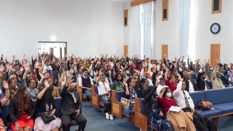 Professores e líderes em uma sessão de treinamento com presidente Mark L. Pace, presidente geral da Escola Dominical, em Antananarivo, Madagascar, em 30 de outubro de 2022.