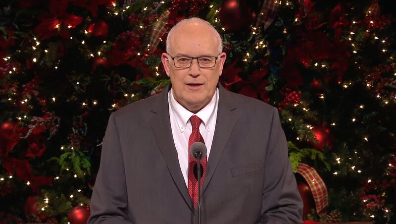 Élder Paul V. Johnson, da Presidência dos Setenta, discursa no Devocional de Natal da Primeira Presidência de 2023, no Centro de Conferências em Salt Lake City, em 3 de dezembro de 2023.