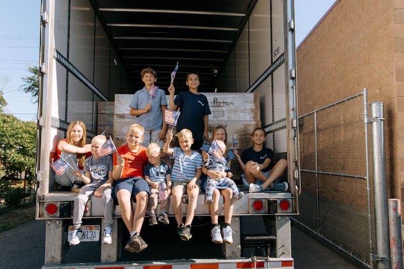 Os voluntários do JustServe celebram a entrega de um caminhão cheio de alimentos de A Igreja de Jesus Cristo dos Santos dos Últimos Dias para a despensa de alimentos Partners INW em Spokane Valley, Washington, na quinta-feira, 25 de junho de 2026.