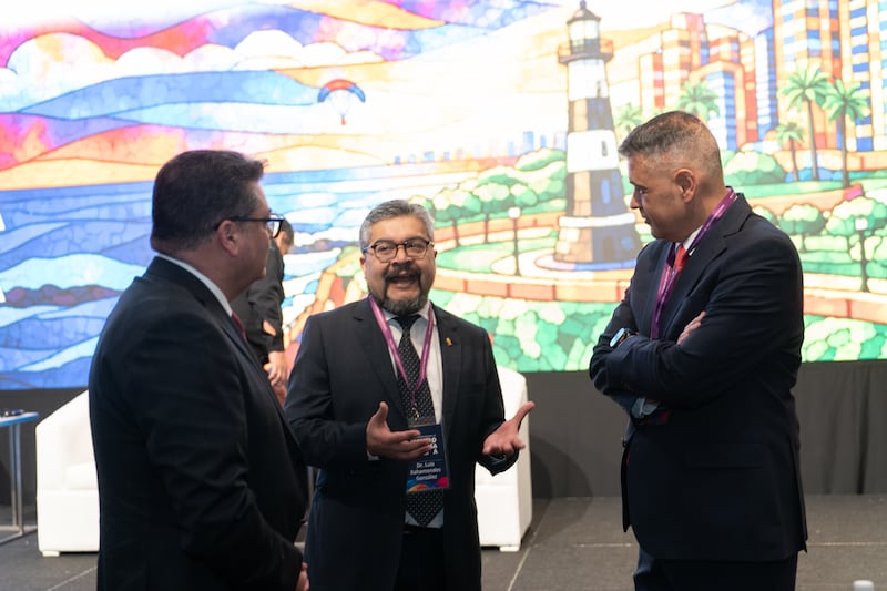 Élder Juan Pablo Villar, um Setenta Autoridade Geral e presidente da Área Noroeste da América do Sul d'A Igreja de Jesus Cristo dos Santos dos Últimos Dias, à direita, convida para conversar com os participantes do primeiro Simpósio Internacional sobre Liberdade Religiosa em Lima, Peru, 4-5 de agosto de 2026.