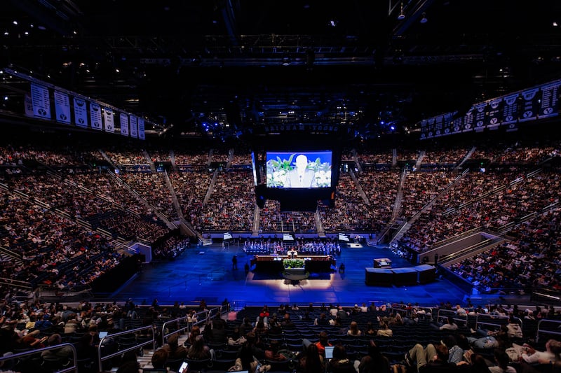 Estudantes enchem o Marriott Center no campus da BYU em Provo, Utah, para ouvir os comentários do Presidente D. Todd Christofferson, segundo conselheiro da Primeira Presidência, na terça-feira, 2 de dezembro de 2025.