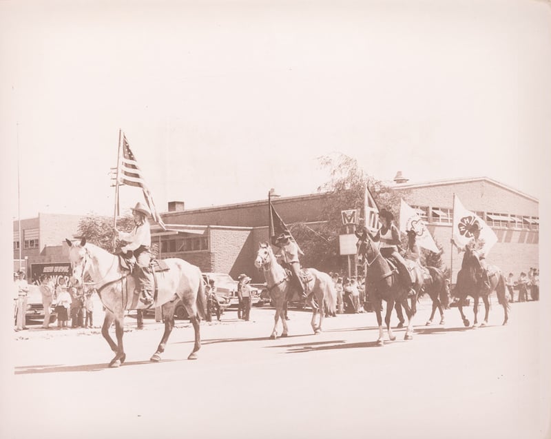 Cavaleiros segurando bandeiras participam do Desfile do Dia da Independência de Rexburg, Idaho, em 3 de julho de 1976.