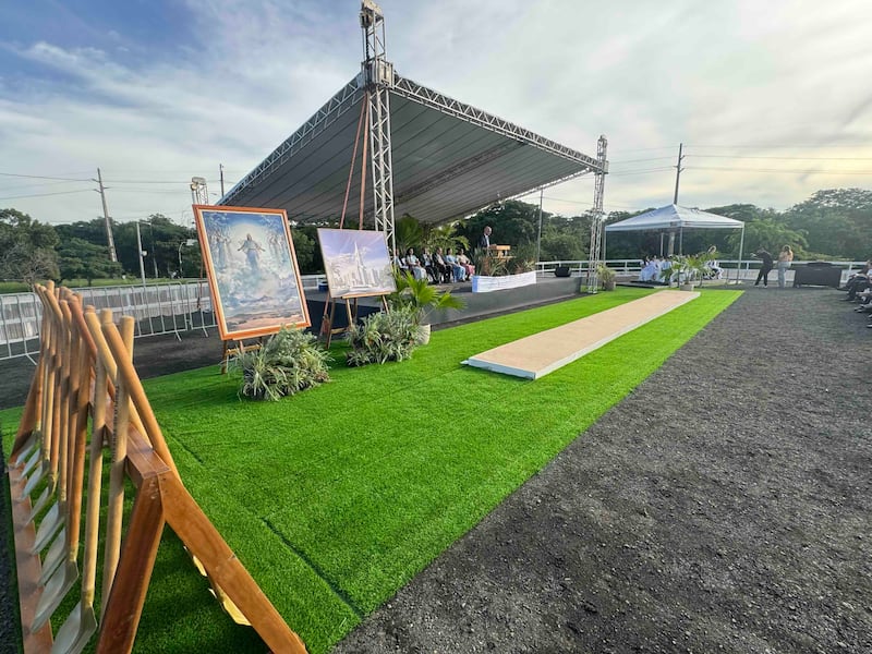Uma pintura do Salvador, Jesus Cristo, e uma ilustração do exterior do Templo de Teresina Brasil são exibidas na cerimônia de inauguração do templo no sábado, 18 de abril de 2026, em Teresina, Brasil.
