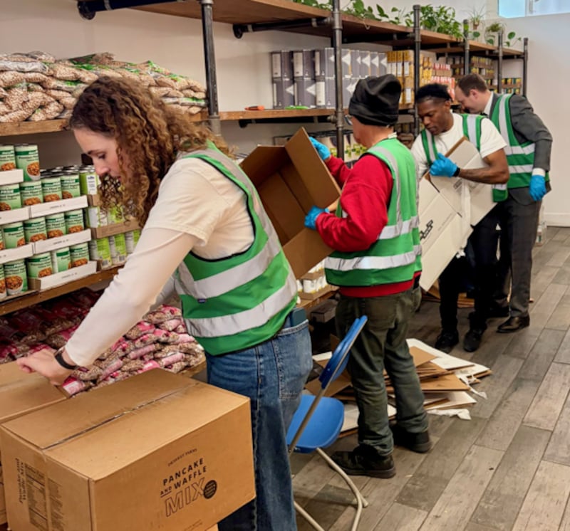 Voluntários descarregam alimentos doados pela Igreja de Jesus Cristo dos Santos dos Últimos Dias para a Despensa de Alimentos Pan de Vida em 25 de março de 2026, em Chicago, IL.