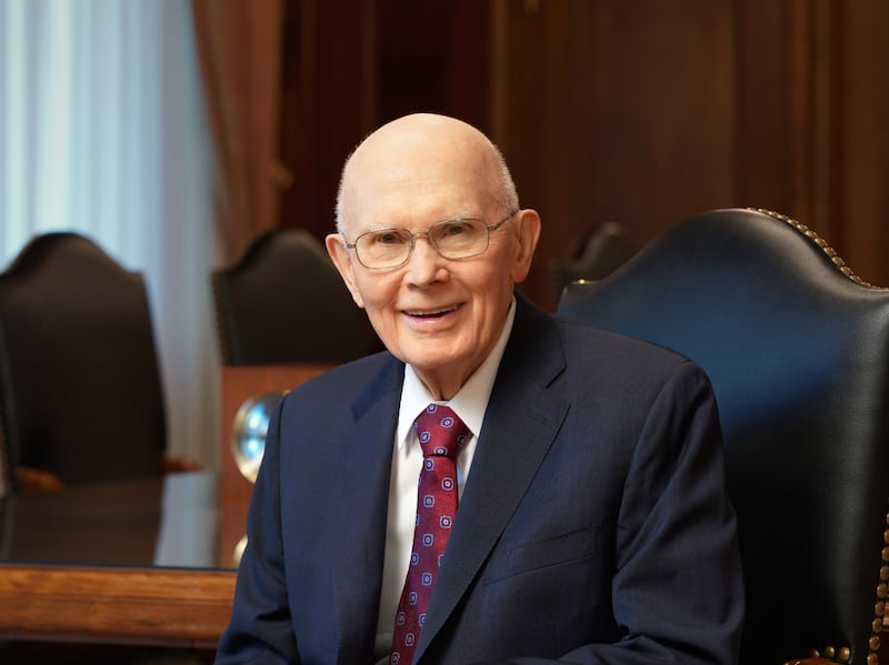 O retrato oficial do Presidente da Igreja Dallin H. Oaks.