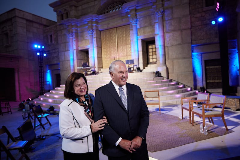 Élder Ronald A. Rasband e sua esposa, a irmã Melanie Rasband, falam com a mídia após um evento Cara a Cara em Goshen, Utah, no domingo, 13 de setembro de 2020.