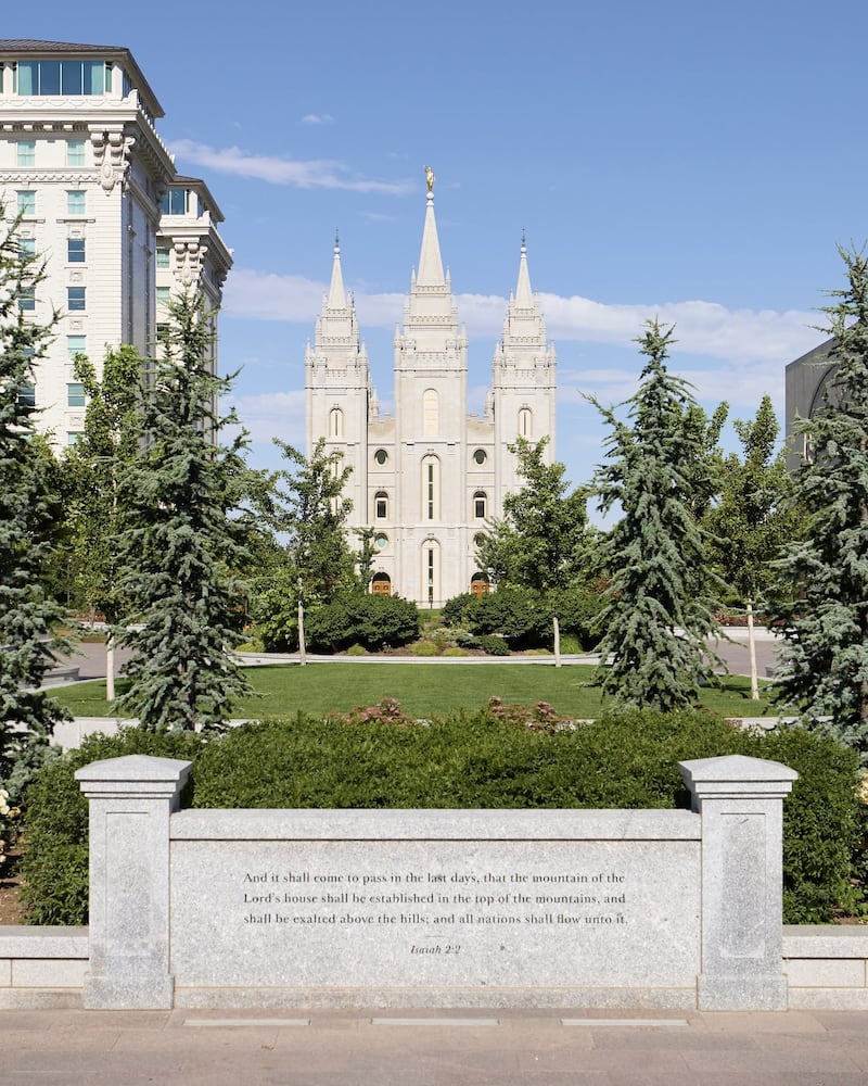 Isaías 2:2 está gravado em um monumento de pedra no lado leste da Praça do Templo em Salt Lake City, perto do Templo de Salt Lake.