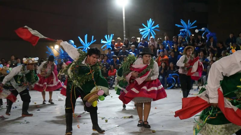 Os participantes tomam parte em um festival de dança do 100º aniversário dos Institutos de Religião em Lima, Peru, 26 de setembro de 2026.