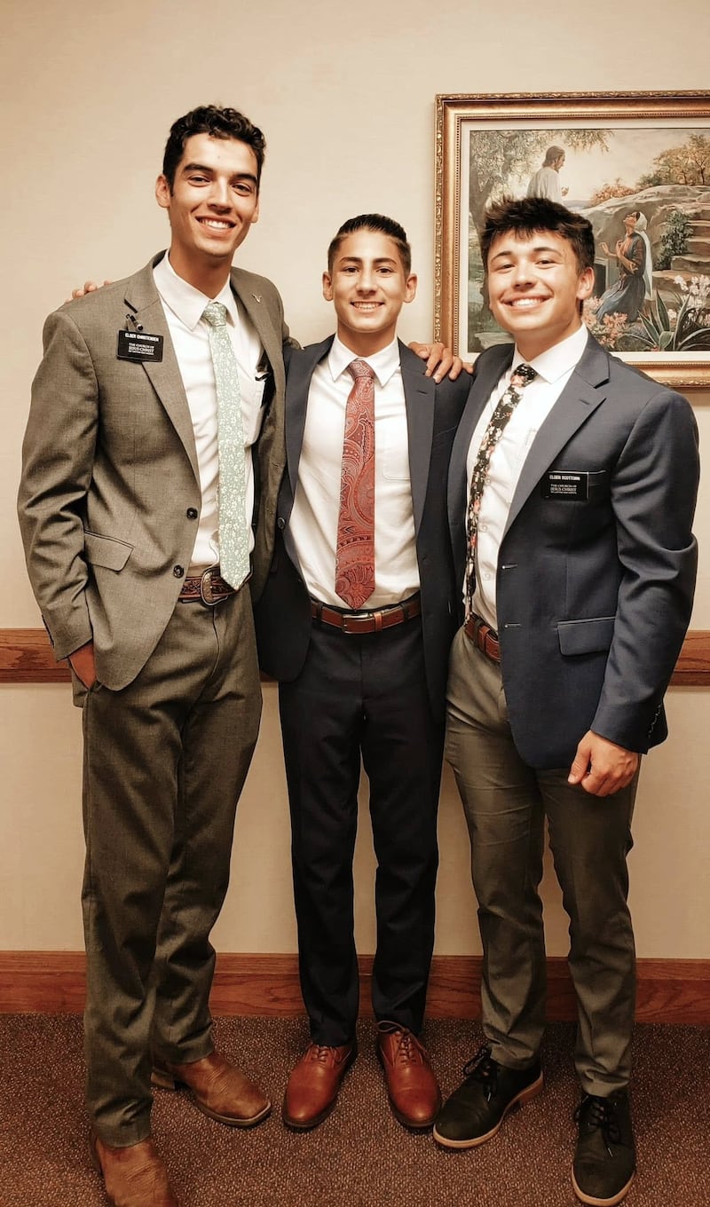 Alex Mendez está com os dois missionários que ensinaram sua família em Pensacola, Flórida, em junho de 2022.