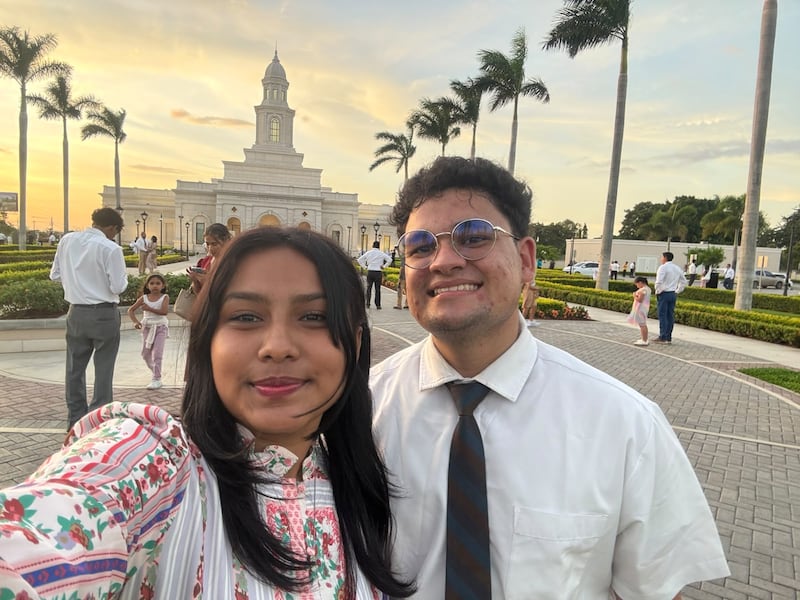 Ashly Solange García Araica e seu namorado, Rubén Salazar Peña, ambos missionários retornados, tiram uma foto juntos do lado de fora do Templo de Manágua Nicarágua em Manágua, Nicarágua durante a casa aberta em setembro de 2026.