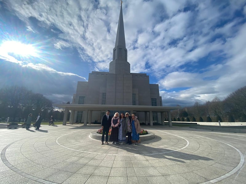 Da esquerda para a direita: Sigfred Ducusin, Carole Mondragón, Roan Ducusin, Charlotte Tiernan e Mary Holmes posam em frente ao Templo de Preston Inglaterra após terminarem o trabalho lá em 14 de março de 2024.