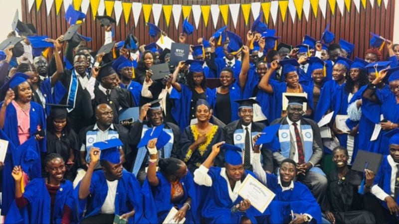 Autoridades governamentais, formandos e líderes do Departamento Educacional da Igreja posam para uma foto em grupo após a cerimônia de formatura em Jinja, Uganda, em 17 de abril de 2026.