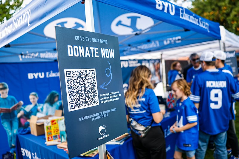 Fãs e ex-alunos de BYU trazem livros e outros suprimentos para doar a uma organização comunitária antes do jogo entre BYU e Universidade do Colorado em Boulder, Colorado, no sábado, 27 de setembro de 2025.