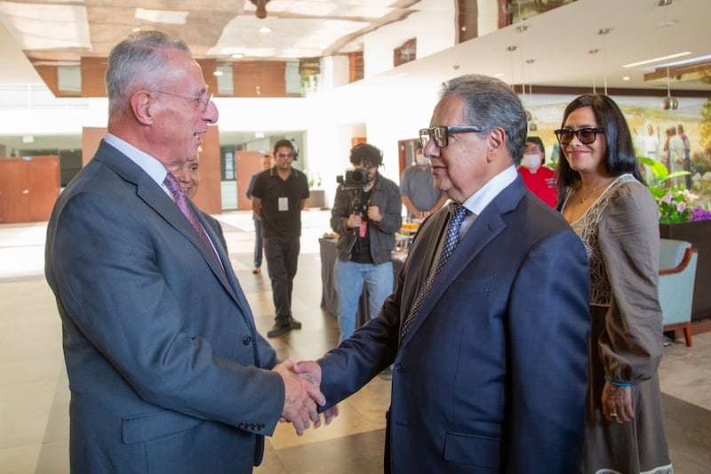 Élder Ulisses Soares do Quórum dos Doze Apóstolos cumprimenta o Presidente do Senado Higinio Martínez no Centro de Treinamento Missionário do México na Cidade do México, México, em 28 de agosto de 2026.