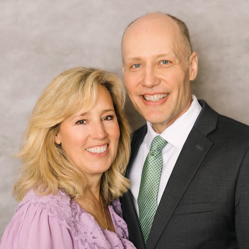 Philip Huber e Alice Huber, que servirão como presidente e companheira da Missão Tanzânia Dar es Salaam a partir de julho de 2026.