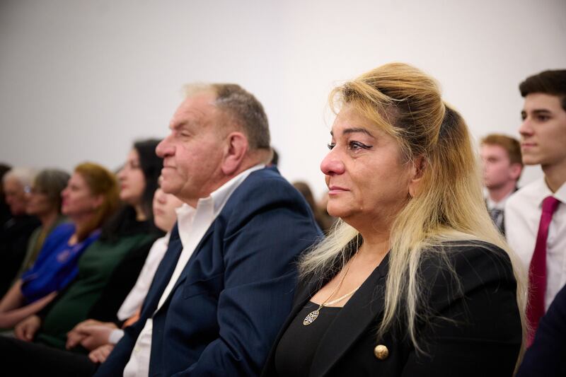 Membros da Igreja se emocionam ao ouvirem Élder David A. Bednar, do Quórum dos Doze Apóstolos, durante um devocional em Bucareste, Romênia, no domingo, 16 de outubro de 2022.