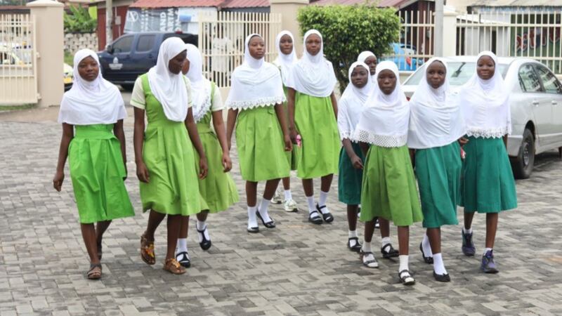 Alunos da Escola Islâmica Básica A de Aimpoa, chegam ao Centro da Estaca Koforidua Gana para a cúpula de liderança jovem no dia 1º de junho de 2023, em Koforidua, Gana.